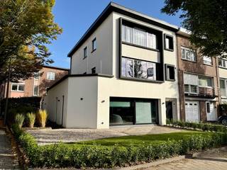 <p>Ontdek dit hoogwaardig gerenoveerde en volledig instapklare appartement van ca. 86 m², gelegen in de rustige Wolfbeemdstraat in Wilrijk. De woning combineert een stijlvolle hedendaagse inrichting met kwalitatieve materialen, warme parketvloeren en een doordachte afwerking doorheen het volledige appartement.</p><p>De open leefruimte vormt het hart van de woning. De hypergeïnstalleerde keuken met kookeiland loopt naadloos over in de eet- en zithoek en vormt samen met de grote raampartijen een aangename, lichtrijke en ruime leefomgeving. De parketvloer loopt mooi door in de leefruimte en slaapkamers en zorgt voor een warme, rustige uitstraling.</p><p>Het appartement beschikt over twee slaapkamers, een stijlvol afgewerkte badkamer met ruime inloopdouche en dubbele wastafel, een afzonderlijk toilet en een praktische berging.</p><p>De absolute blikvanger is het uitzonderlijk ruime terras van ca. 30 m². Er is voldoende plaats voor een grote eettafel én comfortabele lounge, met daarnaast een overdekt gedeelte waar je indien gewenst beschut kan zitten.</p><p>Ook op technisch vlak is het appartement uitstekend uitgerust. De woning beschikt over 8 zonnepanelen van 440 Wp (3,52 kWp) met hybride omvormer, centrale verwarming op aardgas en airconditioning voor koele zomerdagen. Dankzij de dubbele beglazing en de ligging met drie gevels geniet de woning bovendien van veel natuurlijke lichtinval. Het appartement beschikt over een EPC-label B met een score van 104 kWh/m²/jaar.</p><p>Verder beschikt de woning over een private kelderberging en een gemeenschappelijke fietsenstalling. De kleinschalige VME telt slechts drie eigenaars en heeft geen externe syndicus.</p><p>Een uniek, hoogwaardig afgewerkt en volledig instapklaar appartement waar ruimte, licht, comfort en een uitzonderlijke buitenruimte samenkomen. Een woning die je niet alleen moet zien, maar vooral moet ervaren.</p>