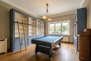 <p>Deze woning aan de stadsrand van Sint-Niklaas combineert een praktische indeling met een vlotte bereikbaarheid. Dankzij de vier slaapkamers en twee badkamers biedt dit huis tal van mogelijkheden voor gezinnen of wie extra ruimte zoekt. De ligging nabij scholen, openbaar vervoer en belangrijke invalswegen zorgt voor extra comfort in het dagelijkse leven. Bovendien geniet u van een aangename woonomgeving in een residentiële buurt. Een interessante woning voor wie een huis in Sint-Niklaas wil kopen met veel potentieel.</p>
<p>Belangrijkste ruimtes:<br />• Inkomhal met toegang tot de verschillende leefruimtes<br />• Living met aangename lichtinval<br />• Keuken met praktische indeling<br />• 4 slaapkamers met diverse indelingsmogelijkheden<br />• 2 badkamers voor extra comfort<br />• 2 toiletten aanwezig in de woning<br />• Wasplaats met praktische bergruimte<br />• Nachthal die de verschillende kamers verbindt<br />• Kelder ideaal als extra opslagruimte</p>
<p>Troeven:<br />• Gelegen in een residentiële buurt aan de stadsrand van Sint-Niklaas<br />• Vier slaapkamers en twee badkamers<br />• Nabij scholen, openbaar vervoer en invalswegen</p>
<p>Neem vandaag nog contact op met je ERA-makelaar voor een bezoek. JOUW DROOMHUIS. ZO GEVONDEN!</p>