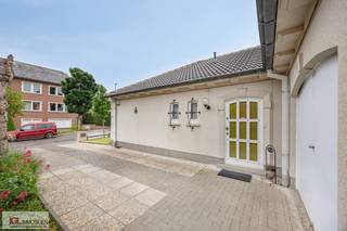 Immo Groot Leeuw vous présente ce bungalow soigneusement entretenu, idéalement situé dans une rue en cul-de-sac, entouré du parc Pater Damiaan,...