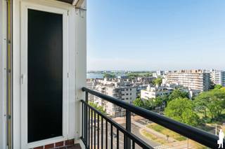 <strong>Lichtrijk 3-slaapkamerappartement met panoramisch uitzicht over Antwerpen en de Schelde<br /><br /></strong>Welkom in dit verzorgde en lichtrijke 3-slaapkamerappartement op de 9de verdieping waar ruimte, comfort en een uitstekende ligging samenkomen. Dankzij de grote raampartijen geniet u de hele dag van een uitzonderlijke lichtinval en een panoramisch uitzicht over het Antwerpse Zuid, de Schelde, het Galgenweel en zelfs de Antwerpse kathedraal.<br /><br />De ruime woonkamer sluit aan op een zonnig westgericht terras waar u elke avond kunt genieten van prachtige zonsondergangen. De praktische keuken biedt veel opbergruimte en is recent uitgerust met een nieuwe vaatwasser en een vrijstaande koel-vriescombinatie. Verder beschikt het appartement over drie volwaardige slaapkamers, een verzorgde badkamer, een aparte was-/bergruimte en een afzonderlijk gastentoilet.<br /><br />In 2022 werd het appartement vernieuwd met een onderhoudsvriendelijke LVT-vloer en een praktisch ingerichte berging. Ook het gebouw werd de voorbije jaren grondig aangepakt met onder meer dakisolatie, gevelisolatie en vernieuwde technische schachten.<br /><br />De ligging is een absolute troef: tram en bus stoppen letterlijk voor de deur, het historische centrum van Antwerpen is vlot bereikbaar en via de E17, E34 en de Waaslandtunnel bent u in een mum van tijd onderweg. Winkels, scholen, horeca en tal van recreatiemogelijkheden bevinden zich in de directe omgeving.<br /><br />Het appartement is momenteel verhuurd, maar kan indien gewenst vrij worden opgeleverd bij het verlijden van de akte.<br /><br />Bijzonderheden:<br />- EPC score B<br />- Asbestveilig<br />- Conform elektriciteitsattest<br />- Gemeenschappelijke fietsenstalling<br />- Vaste kosten: € 300,00 incl. water, verwarming & conciërge<br />- Mogelijkheid tot aankoop van een afgesloten garagebox (€ 30.000)