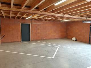 Sur la place Burgemeester de Sagherplein à Poperinge, nous trouvons cette place de parking dans un garage, qui peut être partagée avec 3 personnes.