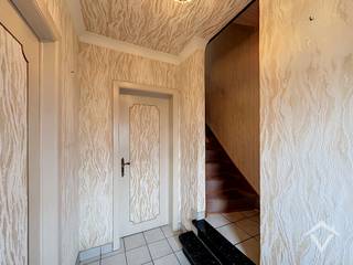 Deze licht op te frissen rijwoning is gunstig gelegen in Zedelgem, vlak bij tal van voorzieningen zoals scholen, openbaar vervoer, winkels en grootwarenhuizen. De woning bevindt zich in een rustige woonwijk, in een zijstraat van de hoofdweg.<br /><br />Indeling van de woning:<br />Via de inkomhal met gastentoilet komt u binnen in de lichtrijke woonkamer. Aansluitend bevindt zich de ruime keuken met eetplaats, bergruimte en toegang tot de kelder. Achter de keuken bevinden zich nog een praktische wasplaats en bijkomende bergruimte.<br />Op de eerste verdieping geeft de nachthal toegang tot drie slaapkamers en de recent vernieuwde badkamer.<br />Een grote troef is de zolderverdieping, bereikbaar via een vaste trap. Deze ruimte biedt heel wat mogelijkheden en kan bijvoorbeeld ingericht worden als vierde slaapkamer, bureau of hobbyruimte.<br /><br />Ook buiten beschikt de woning over een recent vernieuwd terras. Via de achterzijde is er een praktische uitweg, ideaal voor fietsen, afvalcontainers enz. Van hieruit bereikt u ook eenvoudig de nabijgelegen garage.<br /><br />Garage afzonderlijk aan te kopen voor € 28.000.<br /><br />Troeven? <br />- Rustige en gunstige ligging in Zedelgem<br />- 3 slaapkamers<br />- Mogelijkheid tot 4de slaapkamer op zolder<br />- Vaste trap naar de zolder<br />- Recent vernieuwde badkamer<br />- Recent vernieuwd buitenterras<br />- Praktische achteruitweg<br />- Mogelijkheid tot aankoop van een garage<br />- Woning met heel wat potentieel<br /><br />Op zoek naar een woning die u nog volledig naar eigen smaak kunt afwerken? Dan is deze eigendom zeker een bezoek waard.<br />Wenst u een bezoek ter plaatse? Neem gerust contact met ons op. Wij leiden u graag rond!
