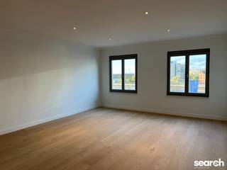 Enkel reageren per e-mail: dries@searchrealestate.be<br /><br />Dit instapklaar één slaapkamer appartement ligt in hart van het Eilandje, aan de voet van het MAS. Gezellige koffiebars, talloze restaurants, sportclubs en winkels liggen letterlijk voor de deur. <br /><br />Het appartement is gelegen op de derde verdieping van een kleinschalige residentie. Je komt binnen via de inkomhal die uitgeeft op een grote, open leefruimte. Vanuit de lichtrijke woonkamer heb je een fantastisch zicht op het Eilandje, het rustgevende water en het indrukwekkende MAS. De woonkamer bevat verder een open keuken, voorzien van alle comfort. <br /><br />Aan de rustige achterzijde van het appartement bevindt zich de aparte slaapkamer (14m2). Verder is er een recent gerenoveerde badkamer aanwezig, met douche, lavabo en toilet. Ook beschikt het appartement over airconditioning. <br /><br />Troeven: TOP ligging, gerenoveerd, ruime leefruimte, fantastisch zicht, gunstig EPC B-label, dubbel glas, gemeenschappelijke wasmachine en droogkast. <br /><br />Huurprijs: 900€ + 70€ gemeenschappelijke kosten (water inclusief)<br /><br />Het appartement is beschikbaar per 01 oktober 2026. <br /><br />Graag een bezoek ter plaatse? Mail Dries: dries@searchrealestate.be