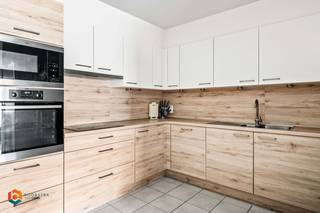 Op een uitstekende locatie te Putte bevindt zich dit ruim (97m2) gerenoveerd en energiezuinig appartement met twee slaapkamers en garagebox. U bevindt zich hier op wandelafstand van het centrum met supermarkten, eet-en drankgelegenheden, winkels, scholen en het openbaar vervoer. <br /><br />We betreden het appartement via de ruime leefruimte dewelke van veel lichtinval geniet door de grote raampartijen. Deze kunt u inrichten met een gezellige zithoek en een aparte eetplaats. Aangrenzend bevindt zich de ingerichte open keuken, voorzien van kwalitatieve toestellen. De hal geeft ons toegang tot twee ruime slaapkamers en de badkamer uitgerust met een lavabomeubel, douchebad en een toilet. Er is ook ruimte voor de wasmachine en droogkast voorzien. Ten slotte beschikt het appartement nog over een berging. Het dak is recent reeds gerenoveerd en u heeft recht tot toegang in de gemeenschappelijke tuin. De praktische garagebox is inbegrepen in de vraagprijs.<br /><br />Dit is een uitstekende opportuniteit als u op zoek bent naar een ruim (97m2), energiezuinig appartement op een centrale locatie. Tevens interessant voor starters of investeerders. Contacteer ons snel op het nummer 0480 66 14 77 voor meer informatie of neem een kijkje op www.boonstravastgoed.be. <br /><br />Bijzonderheden:<br />- Garagebox<br />- 2 slaapkamers<br />- Energiezuinig - EPC B