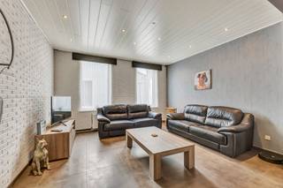 <p>In het hart van Welle bevindt zich deze <strong>instapklare hoekwoning op een uitstekende locatie</strong>, op wandelafstand van winkels, scholen en openbaar vervoer. Dankzij de vlotte verbindingen is dit de ideale uitvalsbasis voor gezinnen, starters of investeerders.</p><p>De woning verkeert in goede staat, werd gerenoveerd in 2016 en is <strong>niet onderworpen aan de renovatieplicht</strong>, waardoor u zonder ingrijpende werken onmiddellijk kunt intrekken. Op het gelijkvloers bevinden zich een inkomhal, een gezellige leefruimte met salon en eetplaats, een ingerichte keuken, een badkamer en een praktische berging. Op de eerste verdieping vindt u een nachthal en<strong> twee volwaardige slaapkamers</strong>. De zolder is bereikbaar via een vaste trap en biedt de <strong>mogelijkheid om extra slaapkamers of een hobbyruimte te creëren</strong>. Buiten geniet u van een gezellig terras en een aangename tuin met rechtstreekse toegang tot de achterliggende garage. Bovendien beschikt de eigendom over een <strong>extra perceel tuingrond aan de overzijde van de straat</strong>, wat tal van mogelijkheden biedt. CV op aardgas - Buitenschrijnwerk in PVC met dubbele beglazing - Dak in pannen.</p>
