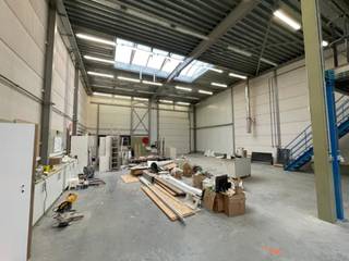 Unité PME à louer idéalement située le long de la Woluwelaan à Machelen, près du Makro. L'espace de stockage a une superficie de 350m² et est accessible via une porte sectionnelle et une porte d'accès. Le sol est en poly béton, il y a suffisamment de lumière du jour à travers du lanterneaux. Les bureaux ont une superficie de 160m² sur deux étages et comprennent une salle de réunion, toilettes, douche, salle à manger etc. Plusieurs parking prévu devant le bâtiment.