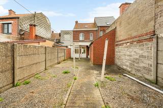 Idéalement située au centre du paisible village de Rumes, cette maison mitoyenne à rafraîchir pouvant être idéale pour un investissement ou un 1er achat se compose comme suit ; <br /><br />Au rez-de-chaussée : Un hall d'entrée avec WC séparé amenant sur un séjour en deux parties (Salon / salle à manger), une cave saine, une cuisine équipée offrant un accès vers l'extérieur composé d'une grande cour pouvant être revue en jardin, une remise, un atelier.<br /><br />Au 1er étage : Deux chambres à coucher et une salle de bains.<br /><br />TECHNIQUES : Chauffage électrique par accumulation, tout à l'égout, châssis DV partiel, persiennes, PEB G, RC 260€