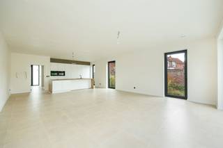 <p><span>In een zone 30, vlakbij het centrum van Hofstade, ligt deze halfopen nieuwbouwwoning met plat dak. Voor en naast de woning kan u een drietal voertuigen kwijt. Er is al een wachtkabel voor een laadpunt aanwezig. Zwarte pvc-ramen contrasteren hier mooi bij de lichte gevelsteen. Dat thema komt terug bij de witte afgewerkte binnendeuren met zwarte klinken. Het energiepeil wordt behaald door integratie van dikke isolatielagen, warmtepomp, algemene vloerverwarming, 5 zonnepanelen (hybride omvormer) en ventilatiesysteem D. De ruime inkom oogt weelderig, dankzij de granieten trapbekleding, grijze vloertegels en een glazen deur naar de living. De leefruimte met open keuken beschikt over een groot schuifraam dat uitgeeft op het betegelde terras en de tuin met groen uitzicht. In de keuken wordt de aandacht getrokken door een groot eiland (zitplaatsen) en volgende apparaten: kookplaat met centrale geïntegreerde afzuiging, koelkast, diepvriezer, oven en combi-/microgolfoven. Let op de verborgen dubbele deur naar de aanpalende berging met uitgietbak. Op de verdieping is nog een bijkomende technische/wasruimte beschikbaar met aansluitingen voor wasmachine en droogkast. In de badkamer is er genoeg plaats voor een acrylbad, een inloopdouche met glazen wand, een dubbel meubel en een hangtoilet. In alle 3 de ruime kamers met waterbestendig laminaat en grote ramen, kan een dubbel bed worden geplaatst. De master bedroom achteraan beschikt over een aanpalende dressingruimte.</span></p>