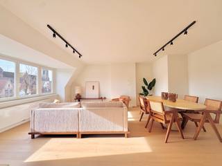 Dit SUPER-DE-LUXE gerenoveerd dakappartement met 3 SLAAPKAMERS, zonnig TERRAS en prachtig ZICHT op de AUGUSTIJNENREI zorgt voor dé UNIEKE WOONBELEVING! Deze parel (4°V) werd 100% vernieuwd met de meest kwalitatieve TOPMATERIALEN en maakt deel uit v/e verzorgde residentie (met lift) gelegen in hartje Brugge, op 5min. wandelen van de Markt. Dit royale &amp; stijlvolle appartement (130m<sup>2</sup>) omvat: inkomhal met gastentoilet, LICHTOVERGOTEN leefruimte (grote raampartijen) met idyllisch uitzicht op het water, nagelnieuwe open luxekeuken (toestellen Miele: inductiekookplaat met dampkap, oven, microgolfoven, vaatwas, ijskast met diepvriesvak, composiet werkblad, ...), nachthal met toilet, 3 volwaardige slaapkamers, luxe badkamer afgewerkt in mortex (voorzien van: inloopdouche met rainshower, dubbel lavabomeubel, handdoekdroger). Zonnig terras om zalig in alle rust te genieten. Extra's: CV, dubbel glas, GOEDGEKEURDE elektriciteit, volledig geschilderd, incl. DESIGNverlichting (Dark), parket, stalen deur... Mogelijkheid tot aankoop van een garagebox in het aanpalend gebouw of ondergrondse staanplaats. Hier geniet je van rust, ruimte &amp; luxe op een unieke ligging!<br /> 