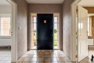 <p><strong>Gelijkvloerse woning met veel lichtinval en zonnige tuin in Oostmalle</strong></p>
<p>In Oostmalle vindt u deze <strong>verzorgde, instapklare woning</strong>. Dankzij de <strong>volledig gelijkvloerse indeling</strong> en de <strong>zonnige tuin</strong> is dit de ideale thuisbasis voor wie op zoek is naar comfortabel en praktisch wonen.</p>
<p>Via de inkomhal met<em> </em>gastentoilet betreedt u de woning. De <strong>ruime leefruimte</strong> geniet van <strong>veel natuurlijk licht</strong> dankzij de grote raampartijen en creëert een <strong>warme, open sfeer</strong>. Het schuifraam zorgt voor een <strong>vlotte overgang naar het terras en de tuin</strong>.</p>
<p>De <strong>keuken</strong> sluit mooi aan op de leefruimte en is voorzien van alle nodige toestellen. Ook hier heeft u rechtstreekse toegang tot de buitenruimte. Aansluitend bevindt zich een <strong>praktische berging</strong> met technische installaties en aansluitingen voor wasmachine en droogkast. Vanuit deze ruimte bereikt u zowel de <strong>garage</strong> als de <strong>handige zolder, </strong>waar nog extra woonruimtes gecreëerd kunnen worden.</p>
<p>Via de nachthal bereikt u de verschillende vertrekken. De woning telt <strong>drie volwaardige slaapkamers</strong> en een <strong>extra ruimte</strong>, ideaal als<strong> bureau, hobbykamer of vierde slaapkamer</strong>. De badkamer is uitgerust met zowel een <strong>ligbad als een douche</strong> en beschikt over een <strong>dubbele lavabo</strong>.</p>
<p><strong>Troeven van deze woning:</strong></p>
<ul>
<li>Volledig omheinde tuin</li>
<li>Energiezuinig</li>
<li>Conforme elektrische installatie</li>
<li>4 slaapkamers + mogelijkheid om zolder in te richten</li>
<li>Volledig gelijkvloers wonen</li>
</ul>
