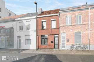 Deze instapklare woning is gelegen nabij het centrum van Sint-Niklaas. Op het gelijkvloers bevindt zich de ruime leefruimte met open keuken, een badkamer en een apart gastentoilet. Aansluitend aan de keuken is er toegang tot het terras, dat zorgt voor een aangename buitenruimte. Op de eerste verdieping bevinden zich twee slaapkamers en een vaste trap die toegang biedt naar een derde slaapkamer en een balkon. De woning beschikt over een EPC-label B, een conforme elektriciteitsinstallatie en centrale verwarming op aardgas. Gelegen op korte afstand van winkels, diverse voorzieningen en openbaar vervoer. Contacteer ons gerust voor een plaatsbezoek!