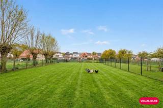 Bent u op zoek naar een ruim huis te koop met veel potentieel en een zeer groot perceel? Deze solide woning aan de Valkenstraat 56 in Brakel biedt u de unieke kans om uw droomhuis te creëren. Indeling van het huis:Gelijkvloers: Een inkomhal, woonkamer, keuken en een garage met aansluiting voor een wasmachine. Eerste verdieping: Twee ruime slaapkamers en een badkamer. Extra kenmerken: De woning beschikt over een houten roostering, stadswater en de verwarming is op gas (radiatoren).Dit huis te koop in Brakel is perfect voor handige Harry's of investeerders die de renovatiehandschoen willen opnemen. De EPC-score F biedt de kans om het pand energiezuiniger te maken en naar eigen smaak in te richten. Het huis beschikt over een gunstige, rustige ligging in Brakel, nabij het centrum en de ontsluitingswegen. Een betaalbare kans om eigenaar te worden in Brakel. Deze AI-visualisaties zijn bedoeld als inspiratie. Er werd geen rekening gehouden met technische specificaties, stedenbouwkundige voorschriften of concrete mogelijkheden tot realisatie.Dit pand is onderworpen aan de renovatieverplichting van de Vlaamse overheid voor residentiële gebouwen (behoudens bij sloop binnen 5 jaar na de aankoop). Consulteer voor meer informatie de website van het Vlaams Energie- en Klimaatagentschap via https://www.vlaanderen.be/een-woning-kopen/renovatieverplichting-voor-residentiele-gebouwenBestuursmaatregelen in het maatregelenregister: nee