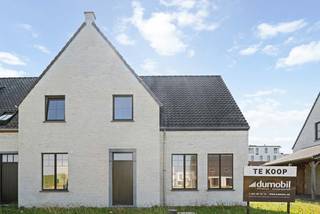 Binnen de ring van Roeselare, op het grondgebied van Hooglede, bevindt zich deze ruime halfopen woning met zadeldak (lot 105). De woning beschikt over een lichtrijke leefruimte, een kwalitatief ingerichte keuken en badkamer, 3 slaapkamers, een ruime zolder (toegankelijk via een vaste trap) kan ingericht worden tot een extra slaapkamer of hobbyruimte. De woning werd reeds opgebouwd en wordt volgens de wensen van de koper volledig verder afgewerkt door Dumobil en instapklaar opgeleverd. Voorzien van alle nodige vloerbekleding, met aangelegde tuin voorzien van een afsluiting, terras en gazon en een aangelegde voortuin met oprit en pad naar de voordeur. Door de combinatie van het warmtenet en zonnepanelen verwarm je duurzaam en met de nieuwste technieken.<br /><br />Met een E-peil onder de 20 geniet je van heel wat voordelen en als bewoner van dit futureproof woonproject beschik je daarbij over alle faciliteiten van het e-mobipunt. Er is een vlotte verbinding met de ring rond Roeselare en het centrum van Roeselare.<br /><br />Deze all-inprijs excl. kosten omvat een volledig afgewerkte, instapklare woning met álle voorzieningen en omgevingswerken inbegrepen. De totale kostprijs inclusief wettelijke kosten waaronder registratierechten, btw, notariskosten en aansluitingskosten kan je eenvoudig bekijken op onze <u><strong>website</strong></u>: <u><strong>www.dumobil.be/nl/woonprojecten/projecten/hooglede-nieuwbouwwoningen</strong></u> En/of contacteer onze bouwadviseur Sam Borrey voor meer info: 0483/21.01.33 | sam@dumobil.be<br /><br />Deze prijs is exclusief kosten en btw, bekijk de ALL-IN prijs voor een volledig afgewerkte en instapklare woning, inclusief alle kosten op onze website: <strong>www.dumobil.be/nl/woonprojecten/projecten/hooglede-nieuwbouwwoningen </strong>/ Of vraag vrijblijvend informatie via onze bouwadviseur: Sam Borrey: <strong>sam@dumobil.be</strong> | <strong>0483 210 133</strong>.
