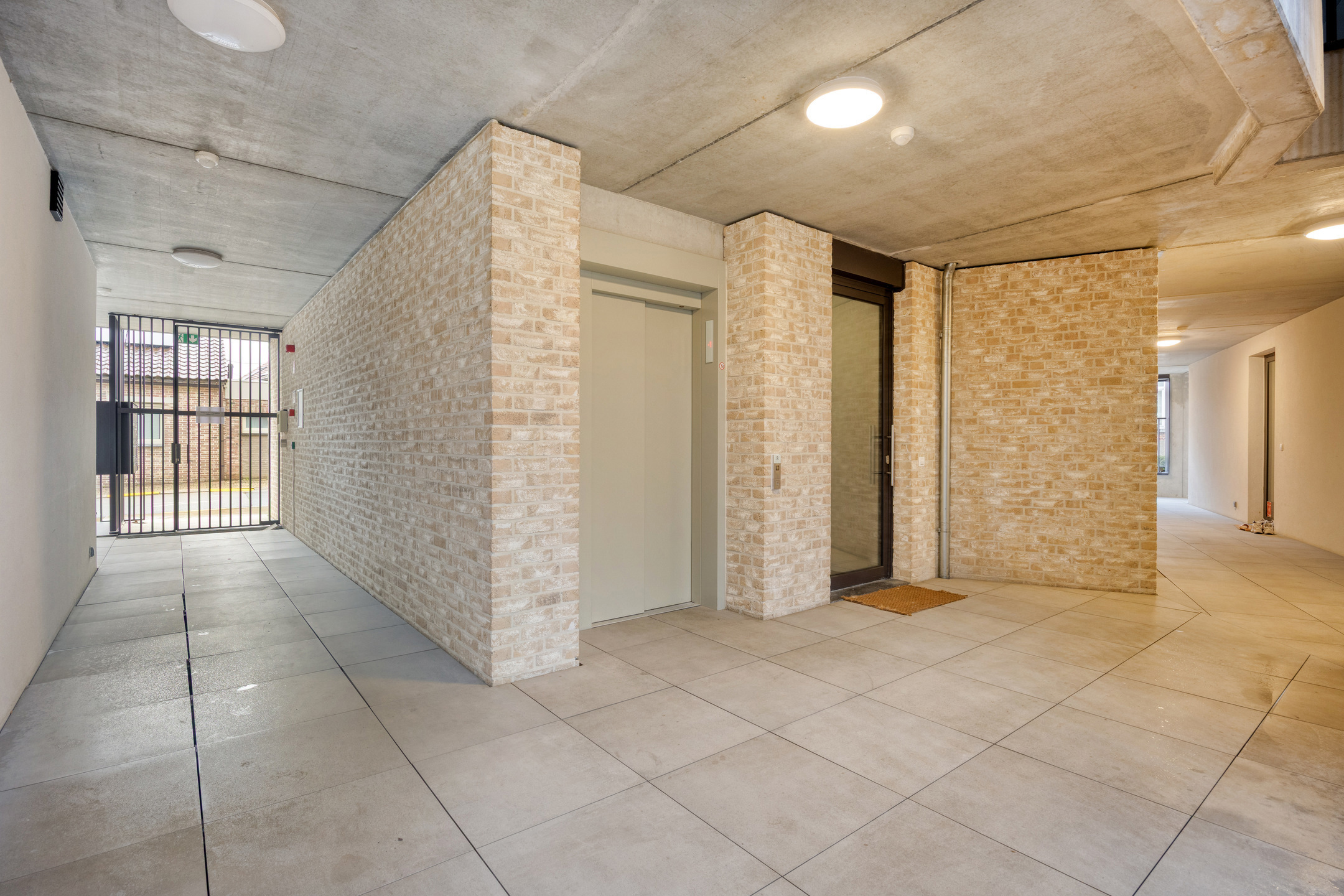 Recent, gelijkvloers appartement met 2 slaapkamers en terras - foto 2