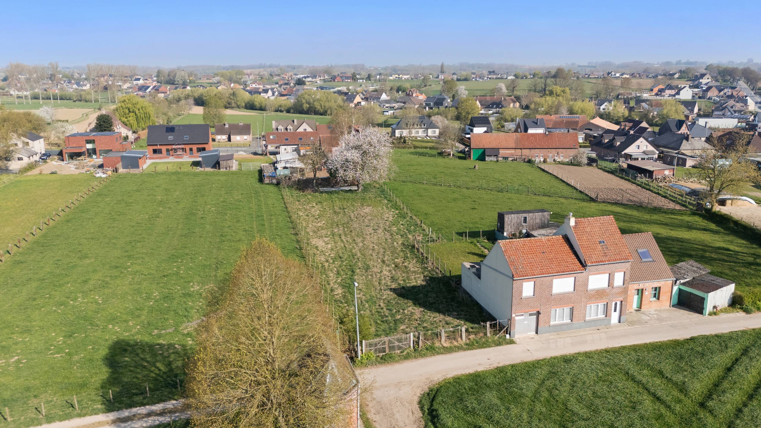 Ruime woning met 4 slaapkamers, 2 badkamers en grote tuin - foto 2