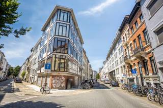<p><span>Leuk gelegen 2slpk appartement !</span><span><br /><br />Op een uitstekende ligging, vlakbij het bruisende stadsleven en alle dagelijkse voorzieningen, bevindt zich dit instapklare appartement met 2 slaapkamers.</span></p><p><span>De leefruimte met open keuken vormt het hart van het appartement en biedt een aangename plek om te wonen, te ontspannen en gasten te ontvangen. <br />Dankzij de praktische indeling wordt elke vierkante meter optimaal benut.</span></p><p><span>Verder beschikt het appartement over een badkamertje uitgerust met douche, lavabo en toilet, één ruime slaapkamer en een tweede kamer die perfect kan dienen als kinderkamer, bureau of hobbyruimte.</span></p><p><span>Een ideale woonst voor starters, alleenstaanden, jonge koppels of investeerders die op zoek zijn naar een zorgeloos appartement op een centrale locatie.<br /><br />Gemeenschappelijke lasten : 175 euro / maand (syndicus, lift, onderhoud gangen en water) <br />Gas en elektra zijn individueel, water is gemeenschappelijk. </span></p><p><span> </span></p><p><span>Bijzonderheden</span></p><ul><li><span>Instapklaar</span></li><li><span>Lift</span></li><li><span>Topligging </span></li><li><span>Lage gemeenschappelijke kosten </span></li><li><span>Kelderberging <br /><br /></span></li></ul><p><span> </span></p><p><span>Informatieplicht: Vergunning uitgereikt – woongebied – geen rechtelijke herstelmaatregel of bestuurlijke maatregel opgelegd – geen voorkooprecht – verkavelingsvergunning –  geen klim aanwezig – niet overstromingsgevoelig P-score  C &amp; G-score C – EPC 223 (C) kWh/m² - EK niet conform - asbest 0 asbestmaterialen -  0 beperkingen - 0 uitsluitingen.</span></p><p><span> </span></p><p><span> </span></p>