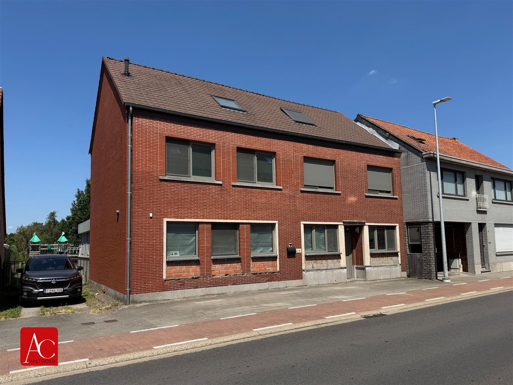 Uitzonderlijk grote gezinswoning met 6 slaapkamers en een grote tuin - foto 2