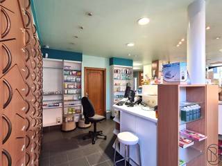 GOEDGELEGEN KANTOORRUIMTE/WINKEL. Direct instapklaar. Handelsgelijkvloers met aparte keuken, toilet, stockageplaats, berging en bureau.
