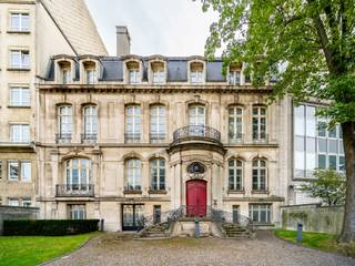 Dit uitzonderlijke herenhuis in Beaux-Arts stijl, gebouwd door architect Sauvage in 1916 voor de familie Vaxelaire en omgebouwd tot kantoren in...