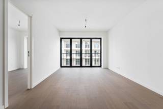 <p><span>Dit nieuwbouw 2 slaapkamer appartement ligt temidden de nieuwe Slachthuissite in het Noorden van Antwerpen. Op wandelafstand vindt u verschillende leuke horeca aangelegenheden, alsook haltes van het openbaar vervoer en het Park Spoor Noord. <br /><br />Het appartement beschikt over een leefruimte met open keuken en berging die uitkijkt op de rustige binnentuin. Verder zijn er 2 slaapkamers, een badkamer en een apart gastentoilet. </span></p><p><span> </span></p><p><span>In de huurprijs zit een ondergrondse autostaanplaats inbegrepen. </span></p><p><span> </span></p><p><span>Huurprijs: €1.250/maand + €150/maand (gemeenschappelijke kosten, inclusief verwarming)</span></p><p><span>Beschikbaar: onmiddellijk</span></p>