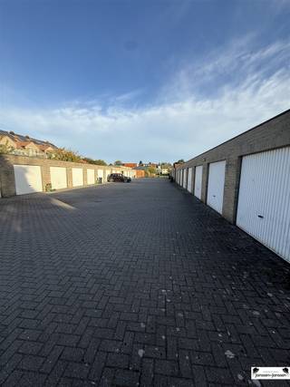 In Gooreind we offer a practical and locked garage box, equipped with a sturdy tilt gate.This garage box is ideal for safely parking your car,...