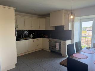 Uitstekend gelegen woonappartement op de tweede verdieping.<br /><br />Het appartement bestaat uit: lichtrijke leefruimte met zit- en eethoek - open keuken met oa luxe-fornuis, steamer, vaatwas,... - ruime hal - apart toilet - wasplaats - ruime slaapkamer - badkamer met wastafel en bad met douchecomfort - kleine slaapkamer.<br /><br />Uitstekend gelegen terras.<br /><br />Centrale verwarming op gas - radiatoren.<br /><br />Energiezuinig - Electriciteit comform - piekfijn onderhouden - kwalitatief afgewerkt.<br /><br />Syndic: €60