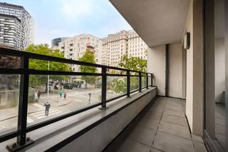 BRUSSEL, Europese wijk, prachtig appartement van ± 107 m² met terras van ± 9 m² op de 1e verdieping van een gebouw uit 2014. Inkomhal met...