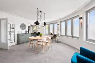 <p>Stap binnen in dit prachtig gerenoveerd appartement in het bruisende Strombeek-Bever.<br /><br />Hoewel dit appartement geen nieuwbouw is (aankoop mogelijk met slechts 2% registratierechten), voelt het dankzij de grondige renovatie in 2021 als splinternieuw aan. Het biedt modern comfort in een rustige omgeving, perfect voor wie op zoek is naar een nieuwe thuis of een waardevolle investering. De toplocatie, vlakbij winkels, openbaar vervoer en belangrijke uitvalswegen, maakt het plaatje compleet.<br /><br />Een korte rondleiding:<br />Je komt binnen in een ruime inkomhal die naadloos overgaat in de lichtrijke woon- en eetkamer, verbonden met een volledig uitgeruste open keuken inclusief wasplaats/berging. Vanuit deze open leefruimte heb je rechtstreeks toegang tot de zonnige terrassen, die dankzij hun gunstige ligging en oriëntatie de hele dag zonlicht ontvangen.<br /><br />Via de hal bereik je eerst de eerste slaapkamer, gevolgd door de tweede slaapkamer, die ook uitstekend als bureau kan dienen. Tussen beide kamers bevindt zich de moderne badkamer, voorzien van een stijlvolle inloopdouche en een wastafelmeubel. Daarnaast is er een apart toilet aanwezig.<br /><br />Extra troeven:<br />- EPC B (bijna A!)<br />- Elektriciteit conform<br />- Vliegenramen aanwezig<br />- Twee terrassen<br />- Kelder<br />- Een gesloten garagebox is optioneel apart aan te kopen (prijs te bespreken).<br /><br />Plan vandaag nog een bezoek en ontdek dit unieke pareltje!<br />EPC B (119 kWh/m² jaar) / UC: 3070500</p>