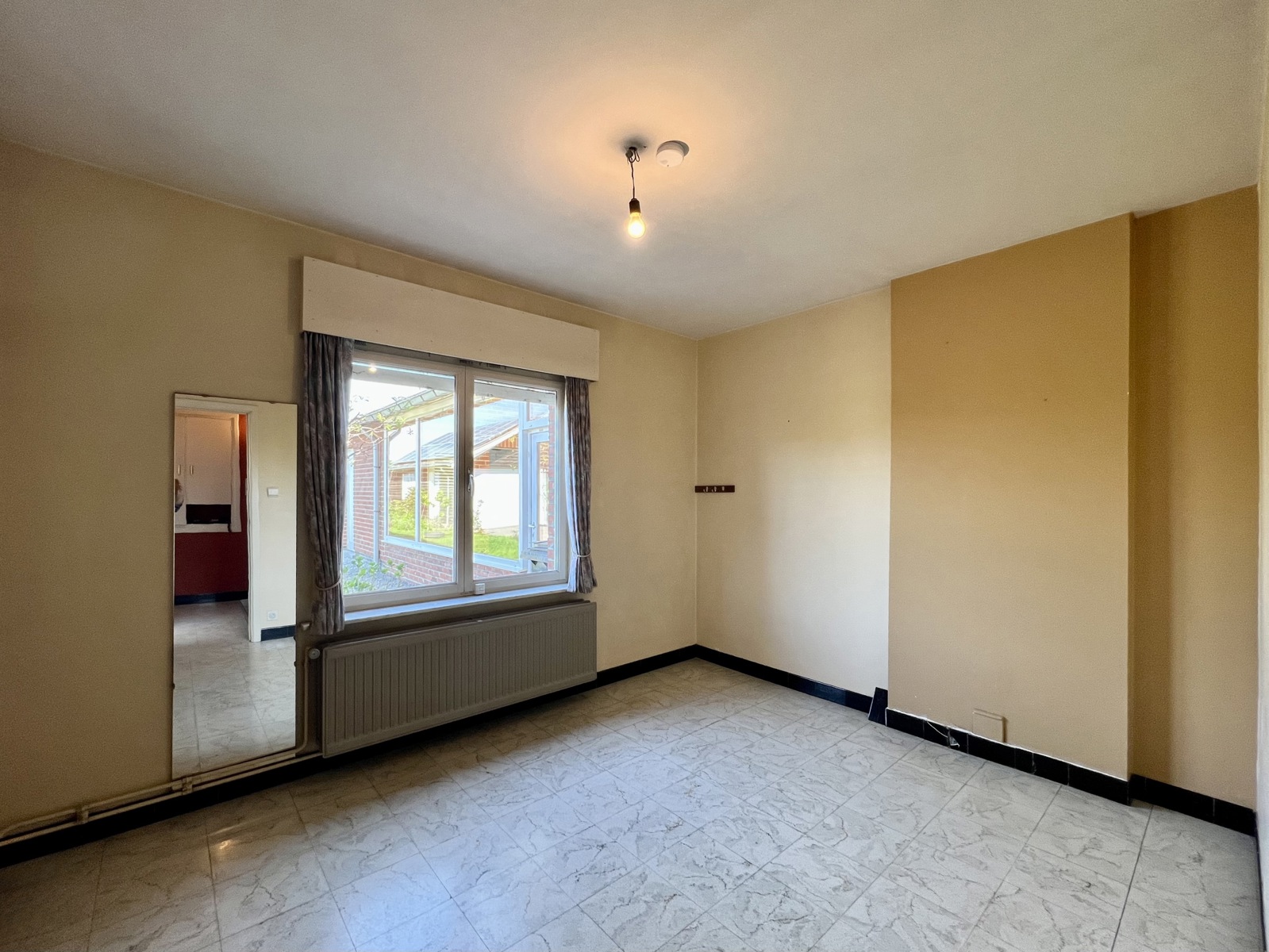 Zeer degelijke energiezuinige  woning met tuin en garage. - foto 2