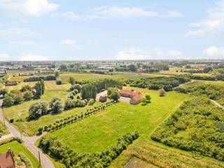 <p>Kom langs op het BEZOEKMOMENT vrijdag 17/07 tussen 17u en 18u30, op afspraak!<br />Te koop: unieke hoeve met uitzonderlijk potentieel (combinatie wonen/praktijk, B&B, co-housen, of voor mensen op zoek naar ruimte), midden in het natuurreservaat De Kleiputten, genietend van alle rust & privacy, met prachtige vergezichten. Gelegen in WOONZONE, wat ongelofelijke kansen biedt.</p><p>Deze prachtige eigendom bestaat uit een handige grote parking, en een charmante hoevewoning (hoofdgebouw + bijgebouw)</p><p>Wat maakt dit pand uniek?<br />Het hoofdgebouw heeft meer dan 400 m² bewoonbare oppervlakte, goed voor een indrukwekkend volume en talloze invulmogelijkheden.<br />Met 11 slaapkamers en 8 badkamers biedt deze prachtige eigendom alle ruimte voor grote gezinnen, woonprojecten of ruimtezoekers.</p><p>Binnen vallen meteen de lichtrijke leefruimtes en het open gevoel op. Zowat elke ruimte geniet van zicht op de omliggende natuur. De hoeve beschikt over hoogrendementsglas met houten schrijnwerk, wordt verwarmd met een mazoutinstallatie, en biedt het comfort dat je van een grote landelijke woning mag verwachten.</p><p>Mogelijkheid bijkopen aanpalende bouwgrond 5000m2 + 1,8 hectare</p><p>Voor wie is dit ideaal?<br />Deze eigendom is perfect voor natuurliefhebbers, ondernemers, of grote families die dromen van een unieke woonplek met veel ruimte, rust en uitstekende ontwikkelingsmogelijkheden.</p><p>Te koop via Immo Beguin, jouw vastgoedexpert sinds 2009, met kantoren in Ronse, Waregem, Kortrijk, Deinze, Doornik en Lessines.<br />Meer info of bezoek via flore@immobeguin.be</p>