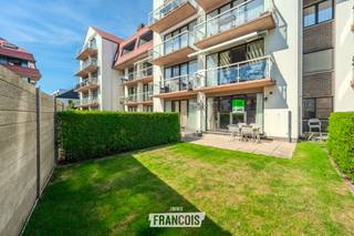 Dit sfeervolle appartement op de begane verdieping met één volwaardige slaapkamer is ideaal voor wie op zoek is naar een vast stekje voor een zorgeloze vakantie aan zee.<br /><br />Gelegen op de gelijkvloerse verdieping van het domein Green Garden, geniet u hier van een zongericht terras en een aangename tuin, perfect om te ontspannen en te genieten van de rustige omgeving.<br /><br />Het appartement maakt deel uit van een verzorgd domein met toegang tot een gemeenschappelijk zwembad, wat een echt vakantiegevoel garandeert. Bovendien bevindt u zich op korte afstand van tal van recreatieve voorzieningen, zoals een openbaar zwembad, padelterreinen, bowling, fitness, mini-golf, hoogteparcours, laser shooting en een escape room – voor ieder wat wils!<br /><br />Het appartement is volledig instapklaar en beschikt over een verzorgde keuken, wat zorgt voor extra comfort en gebruiksgemak.<br /><br />Voor meer informatie of een bezoek kunt u contact opnemen met Inti op inti@immofrancois.be of 0499 74 89 74.<br /><br />