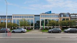 371 m² lichtrijke kantoren met zichbaarheid vanaf de Ring te Zellik. De knappe kantoorruimte is van alle hedendaagse comfort voorzien zoals oa...