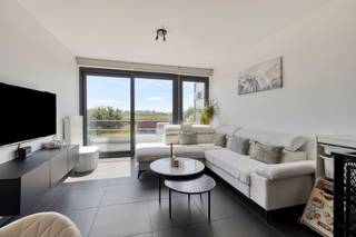 <p><span>Dit duplexappartement uit 2013 combineert comfort en een praktische indeling. </span></p><p><span>Op de eerste verdieping bevindt zich een kwalitatieve, volledig uitgeruste keuken, een ruime woonkamer met veel lichtinval en een apart toilet. Via de trap bereik je de onderste verdieping, waar zich twee slaapkamers, een badkamer en een tweede apart toilet bevinden.</span></p><p><span>Het aangename terras is zowel bereikbaar via de woonkamer als via één van de slaapkamers. Daarnaast beschikt het appartement over een aparte garage met elektriciteitsvoorziening, een extra staanplaats voor de garage en een gemeenschappelijke fietsenberging. De garage en fietsenberging is ook bereikbaar langs het terras. </span></p><p><span>Het appartement geniet van een gunstige ligging vlakbij het station en met een vlotte verbinding naar de A12 Antwerpen-Brussel. Hierdoor zijn zowel openbaar vervoer als belangrijke invalswegen gemakkelijk bereikbaar.</span></p>