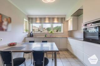 <u><strong>OPENDEURDAG OP ZATERDAG 27 JUNI 2026 tussen 10u00 en 17u00 (op afspraak)</strong></u><br /><br />U kunt een BOD uitbrengen op deze woning, rekening houdend met de <strong>AANVANGSPRIJS van € 519.000 </strong>elk hoger BOD wordt voorgelegd aan de eigenaar die al dan niet kunnen ingaan op dit aanbod.<br /><br />Ruime villa aan het <strong>gegeerde Nieuwenhovebos.</strong> Deze lichtrijke villa bestaat uit uitnodigende inkomhal met gastentoilet en een praktische bergruimte onder de trap. Ruime en zonnige leefruimte met zithoek en eethoek, praktische &amp; recente keuken en een functionele wasplaats voorzien van een douche en wastafel. Er is tevens een gelijkvloerse slaapkamer/ bureau aanwezig. Grote garage (2 wagens) met automatische poort. Aangename leefveranda aan de leefruimte waar er in het tussenseizoen echt kan genoten worden. Op de eerste verdieping zijn er <strong>5 mooie slaapkamers</strong>. Ruime en Luchtige badkamer met ligbad, dubbele wastafel in meubel en toilet. Op de eerste verdieping is er ook nog een extra bergruimte aanwezig. Mooie tuin met een tuinhuis om te genieten van de rust en de natuur in de omgeving. Regenwaterput van 10.000 liter, Waterverzachter en er is<strong> geen renovatieverplichting! U heeft hier onmiddellijk een vakantiegevoel door het groen en de rust!</strong><br /><br /><strong><u>Gelijkvloers:</u></strong>
<ul>
	<li>Inkomhal met apart toilet;</li>
	<li><strong>Praktische en recente keuken</strong> met kwaliteitstoestellen;</li>
	<li>Leefruimte voorzien met eethoek en zithoek;</li>
	<li><strong>Leefveranda</strong> om te genieten van de tussenseizoenen en de tuin;</li>
	<li>Bureau/ gelijkvloerse slaapkamer;</li>
	<li>Berging onder de trap;</li>
	<li>Badkamer voorzien van een douche, wastafel in meubel en aansluiting wasmachine;</li>
	<li>Prachtig aangelegde tuin met tuinhuis;</li>
	<li>Grote inpandige garage met automatische poort;</li>
</ul>
<strong><u>Eerste verdieping:</u></strong>

<ul>
	<li><strong><u>5 mooie slaapkamers;</u></strong></li>
	<li>Badkamer met ligbad, dubbele wastafel en een toilet;</li>
</ul>
<strong><u>Troeven:</u></strong>

<ul>
	<li><strong>Regenwaterput 10.000 liter;</strong></li>
	<li><strong>Geen renovatieverplichting;</strong></li>
	<li><strong>Waterverzachter;</strong></li>
	<li><strong>Rustige en groene omgeving;</strong></li>
</ul>
<br />Voor meer vragen of verdere informatie over deze mooie villa neem gerust contact op via: <strong>oostkamp@caenen.be</strong><br /><br /> 