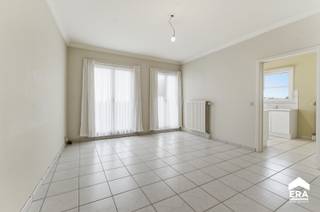 [[ DIT PAND NEEMT DEEL AAN DE ERA OPEN HUIZEN DAG OP 14/3 VAN 16:00 TOT 17:00 ]]
<p><strong>Te koop: ruim appartement met terras in het centrum van Poperinge, op korte afstand van openbaar vervoer.</strong></p>

<p> </p>

<p>Dit appartement biedt een praktische indeling en een centrale ligging. Met <strong>twee volwaardige slaapkamers</strong> en een ruime <strong>badkamer met ligbad</strong> is het ideaal voor gezinnen en koppels die extra ruimte zoeken, maar ook voor investeerders die op zoek zijn naar een appartement met een interessant rendement. Je kan ook genieten van de zon op je eigen <strong>privéterras</strong>. De ligging in het hart van Poperinge zorgt voor een vlotte toegang tot winkels, scholen en openbaar vervoer. Het <strong>EPC-label bedraagt een C</strong>, waardoor er geen renovatieverplichting is.</p>

<p> </p>

<p>Belangrijkste ruimtes:<br />• Woonkamer met veel lichtinval en plaats voor een eetgedeelte en privéterras<br />• Functionele keuken met voldoende opbergruimte<br />• Twee slaapkamers, geschikt voor diverse inrichtingen<br />• Badkamer met ligbad en wastafel</p>
​

<p>Troeven:<br />• Centrale ligging in Poperinge<br />• Twee volwaardige slaapkamers<br />• Degelijke energieprestatie (EPC-label C)<br />• Verhuurwaarde €600/maand</p>

<p> </p>

<p>Neem vandaag nog contact op met je ERA-makelaar voor een bezoek.</p>

<p> </p>

<p>JOUW DROOMAPPARTEMENT. ZO GEVONDEN!</p>