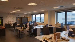 In dit kantoorgebouw zijn er nog twee ruimtes te huur die op dezelfde verdieping zijn gelegen. De ene heeft een oppervlakte van 190m² en de andere heeft een oppervlakte van 380m². Het kantoorgebouw is uitgerust met een lift. 