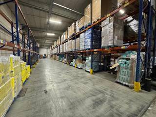 Bedrijfsgebouw te huur in het Wijngaardveld te Aalst met vlotte ontsluiting naar de R41/E40. Het magazijn van 3.070 m² beschikt...