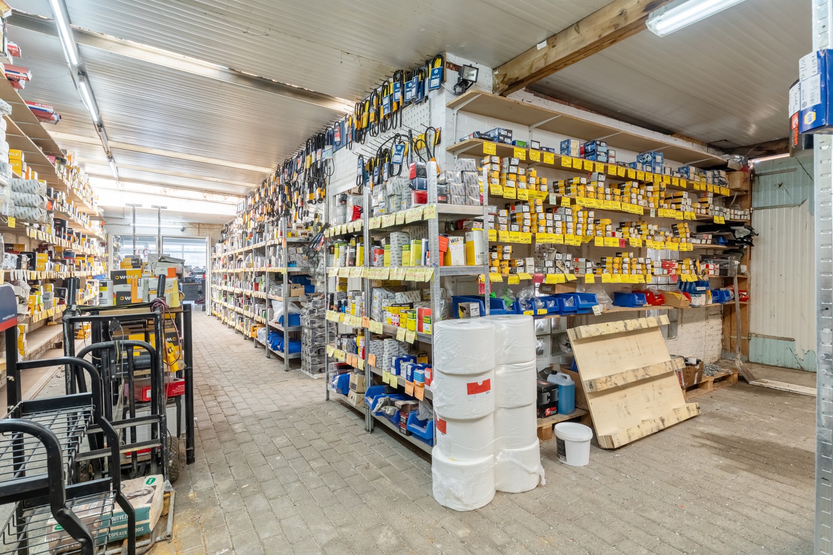 🏢 Handelspand met 2 appartementen, polyvalente ruimte en ruim perceel van 11a 19ca te koop - foto 5