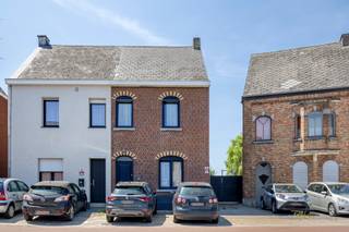 Deze instapklare woning heeft op het gelijkvloers een inkomhal, ruime woonkamer &amp; leefkeuken, bergruimte en een toilet. Op de verdieping bevindt zich de nachthal, ingerichte badkamer (voorzien van ligbad, douche &amp; toilet) en 2 slaapkamers. De zolderverdieping biedt een 3e slaapkamer en een bergruimte/dressing. Staanplaatsen voor de woning, kelder, mooi groot terras &amp; tuin aanwezig (West-georiënteerd), totale grondoppervlakte 9a58ca. Strategisch gelegen, dit nabij winkels, op wandelafstand van het station Denderleeuw of Welle of bushalte, op slechts 3 km van oprit E40. Eveneens op slechts 4,5km van centrum Aalst. Centrale verwarming met aardgas (recente brander), elektriciteit CONFORM, Epc: 331kWh/m² - D, geïsoleerde daken &amp; gevels, dubbele hoogrendementsbeglazing, regenwaterput voor o.a. toilet, buitenkraan,.., .. zijn slechts enkele van zijn vele troeven! P-score: A, G-score: A. Voor meer informatie en/of een bezichtiging: 054 23 53 83 of info@localsvastgoed.be