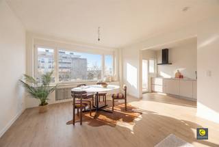 <p><span>Stylish and completely renovated 3-bedroom apartment on the 5th floor - ready to move in and sunny</span></p><p><span>In the heart of Berchem, on a very central and pleasant location, we find this recently fully renovated apartment with a living area of 104 m² (cfr. EPC). The renovation was done with care and quality and the apartment has not been inhabited since so everything is in new condition. Here you will enjoy a combination of contemporary comfort, timeless materials and a warm, inviting atmosphere.</span></p><p><span> </span></p><p><span>Layout & living spaces</span></p><p><span>You enter the apartment through a spacious entrance and night hall, which immediately emphasizes the open feeling of the home. The technical storage room and separate guest toilet are also located here.</span></p><p><span> </span></p><p><span>The light-filled living space is characterized by large windows and a beautifully laid parquet floor, providing a warm and elegant feel. The living space seamlessly connects to the open, fully equipped kitchen, finished with high-quality appliances and a sleek design. Through the kitchen you reach the sunny terrace, a nice place to relax.</span></p><p><span> </span></p><p><span>Sleeping comfort & sanitary</span></p><p><span>To the rear, in peace and quiet, are the three full-size bedrooms, each with pleasant light and ample space. </span></p><p><span>The bathroom is modern and stylish, equipped with a spacious walk-in shower and an elegant washbasin.</span></p><p><span> </span></p><p><span>Terrace & basement</span></p><p><span>The terrace, accessible from the kitchen, offers a pleasant place to enjoy the outdoors. A private basement storage room is included, ideal for additional storage space.</span></p><p><span> </span></p><p><span>Additional assets</span></p><p><span>- Mobiscore 9,2/10</span></p><p><span>- Favourable EPC 167/B</span></p><p><span>- 104 m² cfr. EPC</span></p><p><span>- Completely ready to move in</span></p><p><span>- Building with elevator</span></p><p><span>- Lots of natural light</span></p><p><span>- Central location near stores, public transport and roads</span></p><p><span> </span></p><p><span>Interested? Contact us for a visit!</span></p>