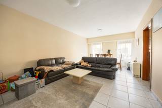 <p>In het dorpscentrum van Westmalle, in een kleinschalige residentie zonder lift bevindt zich dit appartement van 83m² met 3 slks, overdekt terras van 14m² en achtergelegen garagebox, extra bij aan te kopen aan € 25.000. Het appartement is momenteel verhuurd. Ideaal appartement voor starters of als vastgoedinvestering!<br />Het appartement heeft energielabel E, epc waarde: 444kWh/m², de wettelijke renovatieverplichting is van toepassing. Het appartement wordt verwarmd met elektrische accumulatiekachels, de ramen zijn in pvc met dubbele beglazing.<br /><br />INDELING: Inkomhal (2m²); apart toilet met handenwasser (1m²); woonkamer (26m²); keuken (9m²); nachthal (4,5m²); badk (4m²) met ligbad, lavabo met spiegel, wandtegels; berging met elektrische boiler en aansluiting wasmachine (4m²); 3 slks (12m², 10,5m², 10,5m²); overdekt terras 14m². Achter het gebouw bevindt zich een garagepoort met manuele kantelpoort ( b. 2,5m x l. 5m) en een gemeenschappelijke fietsenberging.<br /><br />Woning kopen of verkopen in Malle? Bel ons voor een gratis schatting of advies 03 361 51 51 of via info@yvesvanpelt.be</p>