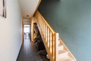 Recente, kwalitatief afgewerkte woning in een groene en rustige omgeving, op wandelafstand van het station, winkels en met vlotte verbinding naar...