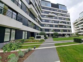 Op de nieuwe hippe site van Hasselt, de Quartier Blue kunnen we dit appartement op de 4de verdieping terugvinden.<br /><br />Het ligt op wandelafstand van het bruisende stadcentrum en midden in het nieuwe deel van Hasselt waar we verschillende winkels en restaurants terug kunnen vinden.<br /><br />Het appartement bestaat uit een inkomhal, living met open keuken, berging, badkamer, toilet, 1 slaapkamer met dressing/aparte slaapruimte een mooi terras en ondergronds nog een kelderberging en garage.<br /><br />De vaste kosten van € 125,00 zijn voor de syndicus, lift, privé verwarming, gemeenschappelijk water en elektriciteitsverbruik, onderhoud gemeenschap en onderhoud brandblussers MET jaarlijkse afrekening.
