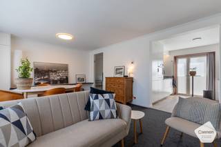 <strong>OPENDEURMOMENT OP ZATERDAG 6 JUNI tussen 10u00 en 12u00 ( op afspraak)</strong><br /><br /><strong>Energiezuinige woning op een toplocatie</strong> in het gegeerde Sint-Michiels. Deze instapklare woning combineert comfort , praktische indeling en tal van unieke snufjes die zorgen voor extra comfort. Bij het binnenkomen heeft U onmiddellijk een ruimtegevoel. Op gelijkvloers is een <strong>inpandige garage</strong> met bergruimte en technische ruimte. Op de eerste verdieping is er een lichtrijke leefruimte en ingerichte keuken, apart toilet en een ingemaakte kast. Op de tweede verdieping is de badkamer met douche, wastafel en hangtoilet tevens zijn er 2 slaapkamers aanwezig. <strong>De tweede slaapkamer kan opgesplitst worden</strong> tot waardoor er <strong>mogelijkheid is tot 3 slaapkamers.</strong> Buiten geniet U van een <strong>unieke, sfeervolle en groene tuin</strong> waar rust en privacy centraal staan. <strong>Het handige achterpoortje</strong> zorgt voor een vlotte toegang en maakt de tuin extra praktisch voor fietsen, tuinmateriaal of een ontspannen wandeling in de buurt. Er is een speelpleintje ook. Daarnaast beschikt de woning over heel wat leuke accenten die zorgen voor extra comfort, <strong>ruimtegevoel en een eigentijdse toets.</strong> Dit is een buitenkans voor wie op zoek is naar comfortabele woning in Sint-Michiels.<br /><br /><strong><u>Gelijkvloers:</u></strong>
<ul>
<li>Inkomhal;</li>
<li>Bergruimte/Technische ruimte;</li>
<li>Inpandige garage;</li>
<li>Magnifiek aangelegde tuin met terras die omgeven is het in groen;</li>
<li>Achterpoortje / Uitweg;</li>
<li>Waterverzachter;</li>
</ul>
<br /><strong><u>Eerste verdieping:</u></strong>
<ul>
<li>Lichtrijke leefruimte;</li>
<li>Ingerichte keuken voorzien van alle toestellen;</li>
<li>Apart hangtoilet;</li>
<li>Ingemaakte kast;</li>
</ul>
<strong><u>Tweede verdieping:</u></strong>
<ul>
<li>2 slaapkamers;</li>
<li>de tweede slaapkamer kan opgesplitst worden waardoor er mogelijkheid is tot 3 slaapkamers;</li>
<li>Badkamer met inloopdouche, wastafel en toilet;</li>
</ul>
<strong><u>Troeven:</u></strong>
<ul>
<li>Waterverzachter;</li>
<li>Recente ketel;</li>
<li>Regenwater voor de tuin;</li>
<li>Goedgekeurde elektriciteit;</li>
<li>Energielabel B;</li>
<li>Mogelijkheid om op het gelijkvloers praktijk/bureau/nagelstudio/vrij beroep te voorzien;</li>
<li>Veel unieke snufjes die U moet komen bekijken;</li>
<li>Achterpoortje uitweg;</li>
</ul>
<br /><br />Meer informatie of een bezoek aan deze leuke woning? Contacteer ons via: <strong>oostkamp@caenen.be</strong><br /><br /><br /><br />