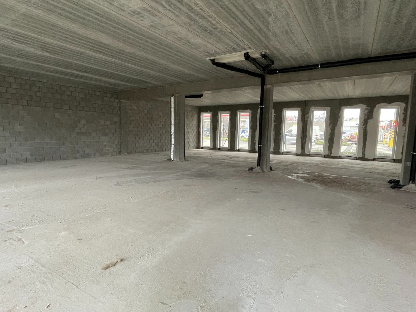 360 m² retail space with excellent visibility near the R0 ring road. - photo 3