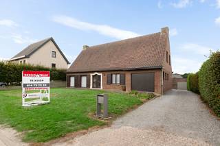 <h3>Ruime gezinswoning met 5 slaapkamers, garage en grote weide in Ravels</h3>
<p><strong>Op zoek naar ruimte, rust én mogelijkheden? Dan is deze ruime gezinswoning in Ravels absoluut het ontdekken waard.</strong></p>
<p>Deze degelijk gebouwde woning beschikt over <strong>maar liefst 5 slaapkamers</strong>, een <strong>aparte garage</strong> en een bijzonder ruime <strong>weide achter de woning</strong>. Dankzij de combinatie van de royale woonoppervlakte en de grote buitenruimte biedt deze eigendom tal van mogelijkheden voor gezinnen en liefhebbers van het buitenleven.</p>
<p>De woning is <strong>stevig en degelijk gebouwd</strong>, maar dient vandaag verder gemoderniseerd te worden. Dit biedt net de kans om de woning volledig naar eigen smaak en wensen in te richten en om er een hedendaagse, comfortabele thuis van te maken.</p>
<h3>Ideaal voor dierenliefhebbers</h3>
<p>Een van de absolute troeven van deze eigendom is de <strong>grote weide</strong>. Deze maakt de woning bijzonder interessant voor wie graag paarden, alpaca's, pony's of andere dieren wil houden. Ook wie simpelweg droomt van veel ruimte rondom de woning, een grote tuin of een landelijke buitenbeleving, vindt hier heel wat potentieel.</p>
<p>Achteraan geniet u bovendien van een <strong>prachtig vrij zicht over de open omgeving</strong>. Een plek waar rust en ruimte centraal staan, terwijl u toch geniet van alle praktische voordelen van een centrale ligging.</p>
<h3>Centrale ligging in Ravels</h3>
<p>De woning bevindt zich <strong>centraal in Ravels</strong>, waardoor winkels, scholen, horeca en andere voorzieningen vlot bereikbaar zijn. Tegelijkertijd zorgt de ligging voor een aangename rust en een open karakter aan de achterzijde.</p>
<p><strong>De combinatie van 5 slaapkamers, een aparte garage, een grote weide, een vrij uitzicht en een centrale ligging maakt deze woning bijzonder veelzijdig en uniek.</strong></p>
<p>Een woning met een <strong>solide basis en vooral heel veel potentieel</strong> — ideaal voor wie op zoek is naar ruimte en zelf een woning wil creëren die volledig aansluit bij zijn eigen wensen.</p>
<p><strong>Meer info of een bezoek? Twijfel dan niet om ons te contacteren.<br /><span>Oppervlakten zijn indicatief en conform EPC</span><br /></strong></p>