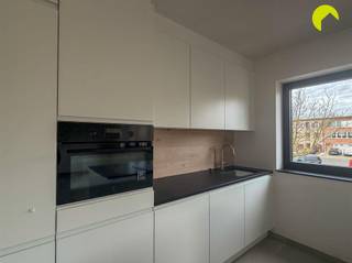 <p><span>Energiezuinige éénslaapkamerappartement te Wilrijk!</span></p><p><span>Alle belangrijke invalswegen, dagelijkse winkels en openbaar vervoer zijn in de onmiddellijke omgeving en er is een zeer goede verbinding naar Antwerpen en Brussel.</span></p><p><span> </span></p><p><span>Indeling:</span></p><p><span>We betreden het appartement via de inkomhal met apart toilet met handenwasser. </span></p><p><span>De leefruimte (24m²) beschikt over veel natuurlijk lichtinval dankzij de grote raampartijen, aansluitend vinden we de open keuken ingericht met kasten, een inductie plaat, dampkap, koelkast en diepvries, vaatwasser en gootsteen.  </span></p><p><span>Via de keuken is er toegang tot de berging waar er aansluiting is voor wasmachine en droogkast. </span></p><p><span>Verder is er één slaapkamer (12m²), met ingemaakte kasten. Vanuit zowel de leefruimte als de slaapkamer heeft u toegang tot het aangename terras.</span></p><p><span>De badkamer is voorzien van een inloopdouche en een dubbel lavabomeubel.</span></p><p><span> </span></p><p><span>Bijzonderheden:</span></p><ul><li><span>Lage gemeenschappelijke kosten: €75/maand (minuterie, poetsdienst, lift, ...)</span></li><li><span>Vloerverwarming </span></li><li><span>Zonnepanelen </span></li><li><span>Het appartement wordt nog geschilderd</span></li><li><span>EPB in aanvraag (nieuwbouw)</span></li><li><span>Huurwaarborg: 3 maanden </span></li><li><span>Plaatsbeschrijving €225 </span></li><li><span>Beschikbaar vanaf 1/04</span></li></ul><p><span> </span></p><p><span>Boek nu zelf ONLINE uw afspraak in. Surf naar het betreffende eigendom op onze website <span>www.habicom.be</span></span><span> en klik op de roze knop </span><span>'PLAN EEN BEZOEK'</span><span>. <br />Kies het moment dat u het beste uitkomt, vul de gevraagde contactgegevens in en klik nadien op verzenden om te bevestigen.</span></p><p><span> </span></p>