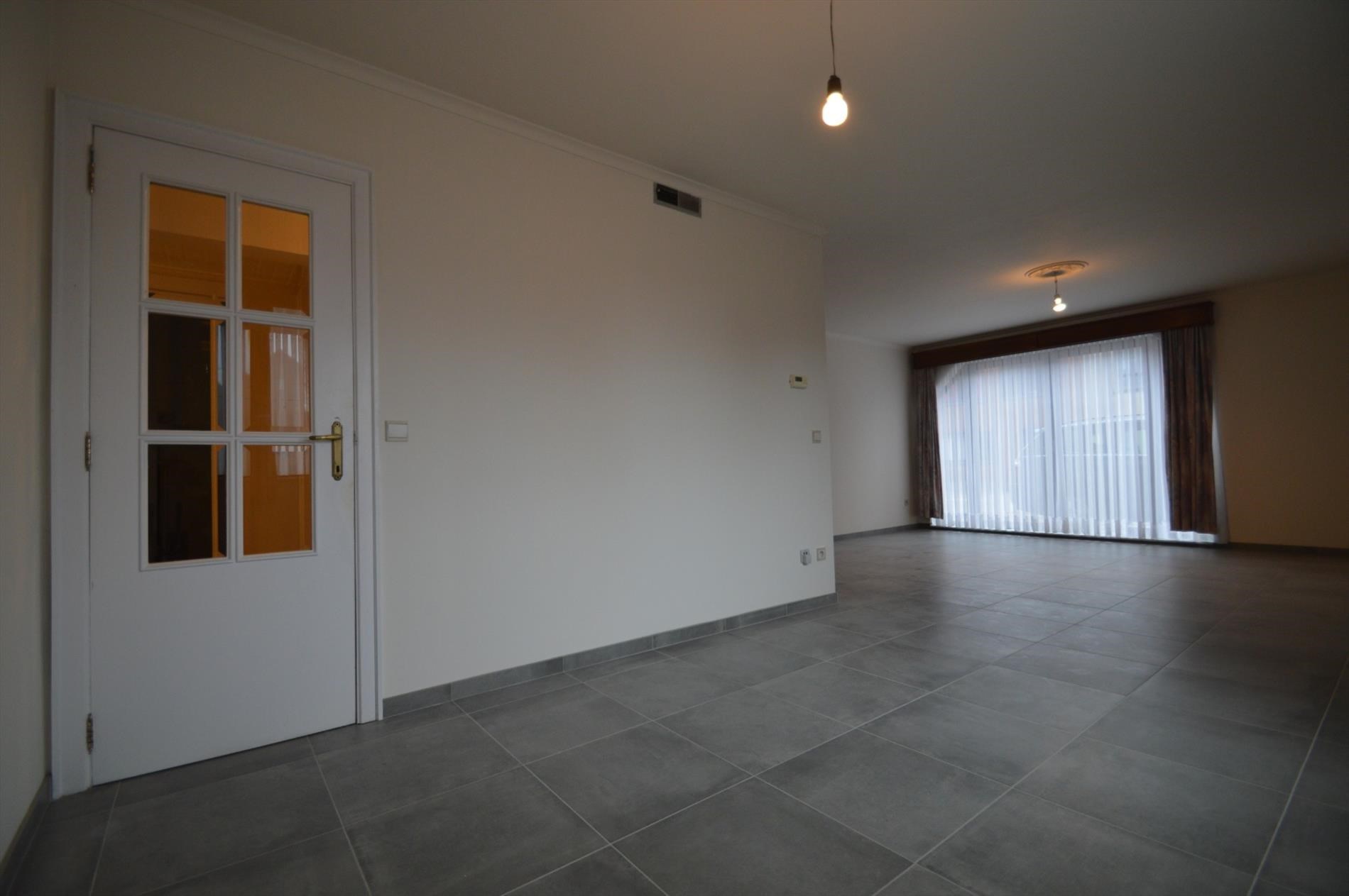 Degelijk en netjes gerenoveerd gelijkvloersappartement met 2 slaapkamers, terras en garage - foto 5