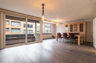 <strong>Dit recent gerenoveerd appartement (2025) van ca. 103 m² bevindt zich op de eerste verdieping en beschikt o.a. over twee volwaardige slaapkamers, een ruime woonkamer met open keuken, een overdekt inpandig terras en een inpandige garagebox (bij aan te kopen). Het appartement is gelegen in een rustige straat nabij de Graatakker, net binnen de Ring van Turnhout. Het appartement beschikt over een gunstige EPC-score van 106 kWh/m²/j (label B) en een goedgekeurde elektrische installatie.</strong><br /><br /><span>Indeling appartement</span>: <br />Bij binnenkomst betreedt u de inkomhal die toegang biedt tot de verschillende ruimtes van het appartement. Hier bevindt zich tevens een<strong> </strong>apart gastentoilet.<br /><br />De ruime en lichtrijke woonkamer vormt het hart van het appartement en staat in directe verbinding met de open keuken. Vanuit de leefruimte heeft u toegang tot het overdekte, inpandige terras, waar het aangenaam vertoeven is.<br /><br />De keuken is praktisch ingericht en uitgerust met de nodige toestellen, waaronder een oven, een inductiekookplaat met dampkap, een spoelbak, een koelkast en een kleine vriezer. Optioneel kan de eetkamer worden overgenomen, bestaande uit een massief eiken kast en bijhorende tafel.<br /><br />Het nachtgedeelte beschikt over twee ruime en volwaardige slaapkamers van ca. 14 m² en 16 m², beide voorzien van vliegenramen. De badkamer is uitgerust met een inloopdouche en een enkele wastafel met meubel. Daarnaast bevinden zich hier ook de aansluitingen voor de wasapparatuur.<br /><br /><strong>Bij het appartement hoort een inpandige garagebox die verplicht mee aan te kopen is voor 21.000 EUR.</strong><br /><br /><span>Bijzonderheden:</span> <br />- <span>Stedenbouwkundige inlichtingen in aanvraag<br />- Lift aanwezig <br />- Elektrische installatie conform<br />- Gunstige EPC-score: 106 kWh/m²/j (label B)<br />- Centrale verwarming op aardgas, d.m.v. radiatoren <br />- Gemeenschappelijke kosten: 135 EUR/maand (incl. verzekering) <br /><br />Bekijk dit appartement via onze virtual tour: https://tour.giraffe360.com/dddaed568d1a4d59b6ac00343d3d300f/</span>