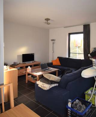 Op wandelafstand van het centrum van Lebbeke nabij station, winkels, bakker, postkantoor, scholen en openbaar vervoer bevindt zich dit appartement omvattende hal, leefruimte met open ingerichte keuken, terras, badkamer met ligbad en douchewand, 1 ruime slaapkamer en 1 kleine kamer/bureau, apart toilet en een ruime berging. Gemeenschappelijke fietsenberging en private autostaanplaats inbegrepen in huurprijs. Voor meer info mail vero@berno.be of bel 052/20 24 40
